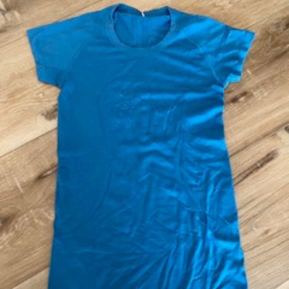 Lululemon Women's Swiftly Tech Short-Sleeve Size 2-4 Twill Steel Blue